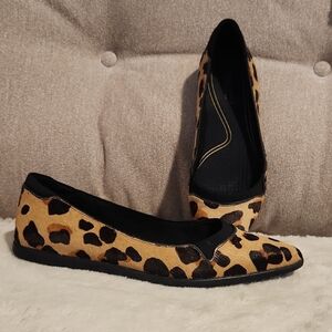 COLE HAAN ANIMAL PRINT LOAFERS SUZE 7B.